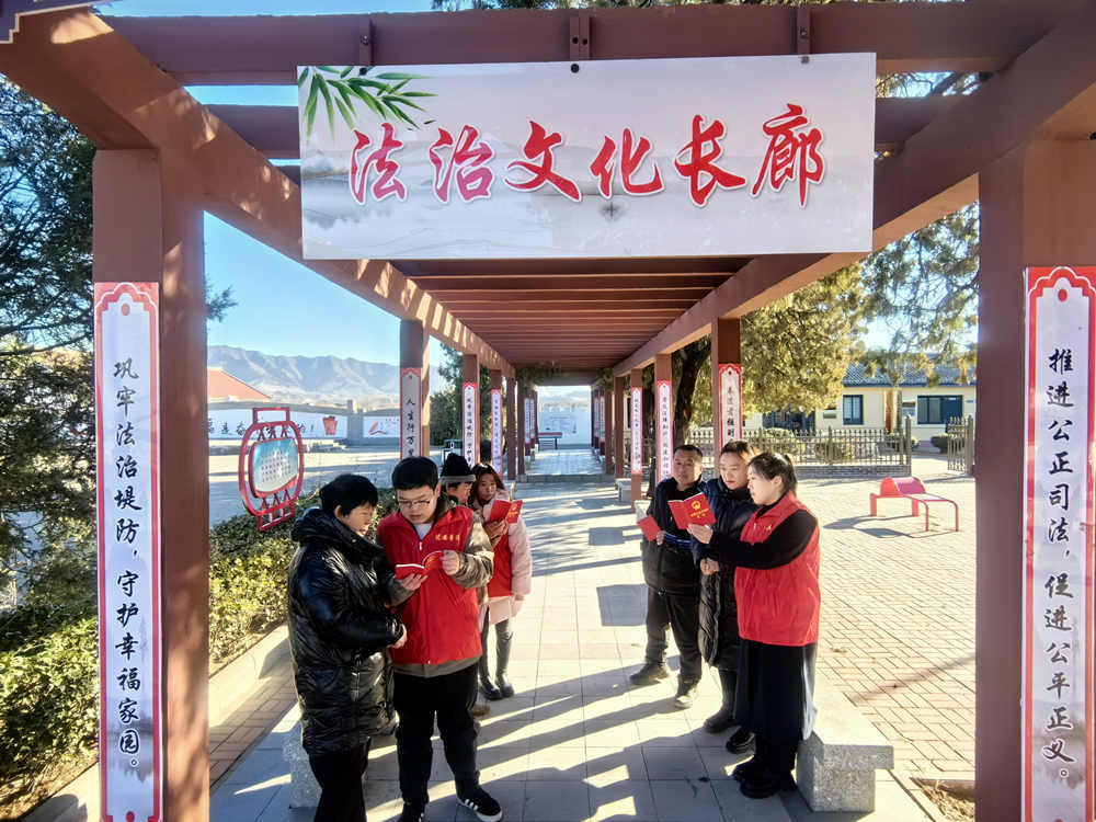 普法网格员与群众学习宪法知识。 商立超摄