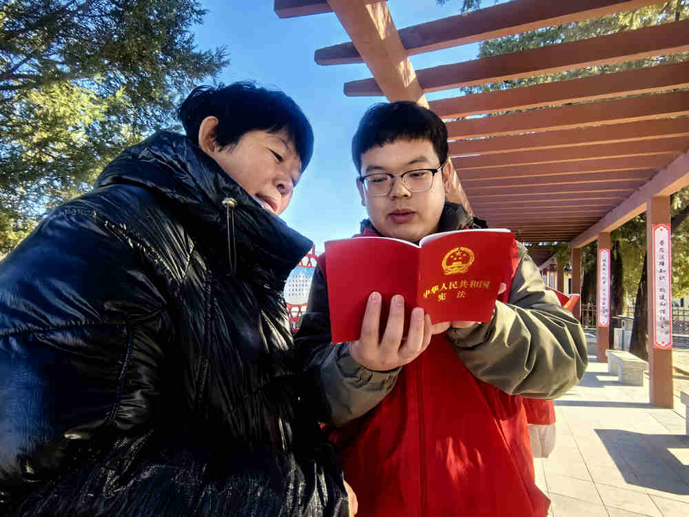 普法网格员与群众学习宪法知识。 商立超摄