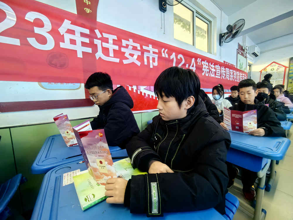 学生在课堂上学习宪法知识。 商立超摄