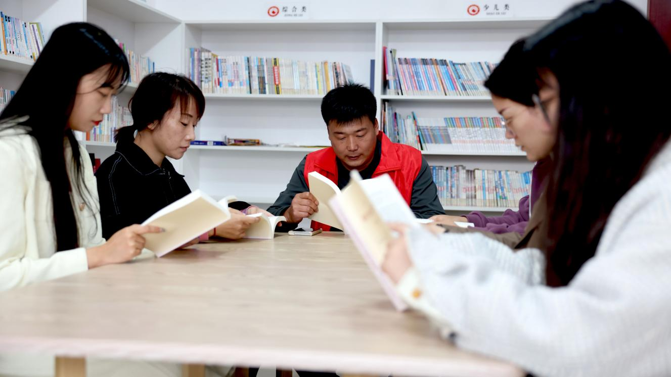 在滄州市新華區北趙家墳村,村民們利用農家書屋平台進行圍讀座談,了解黨的理論政策。 楊晨攝
