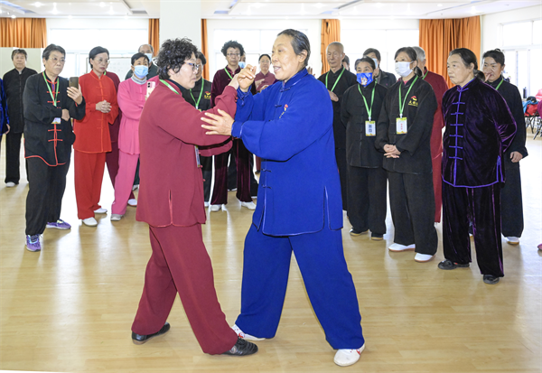 在石家庄市桥西区文化馆，太极公益课程的学员们正跟着老师学习动作要领。 高金鹏摄