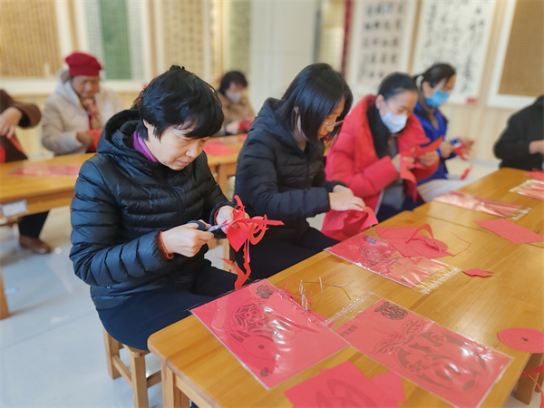 石家庄市桥西区开展公益剪纸培训班，学员们正在练习剪纸技巧。 梁帅摄