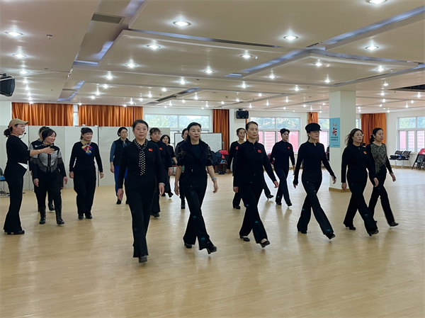 学员们在模特培训班上练习走台布，展现良好精神风貌。 梁帅摄
