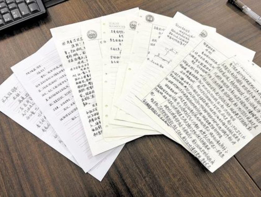 边防战士的部分回信。 燕赵都市报纵览新闻记者张超摄