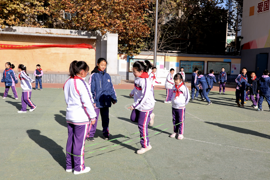 石家庄市裕華西路小學的課間，學生們在操場上跳皮筋。 吳夢瑩攝