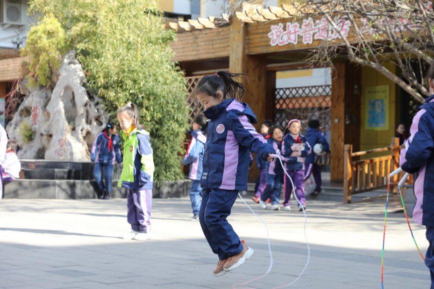 丰富多彩的课间时光，学生们跳绳散步自由玩耍。 吴梦莹摄