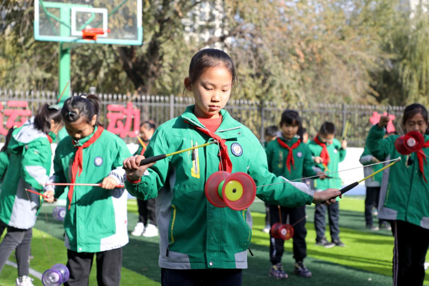 石家庄市东三教小学组织学生们在大课间齐做“空竹韵律操”。 吴梦莹摄