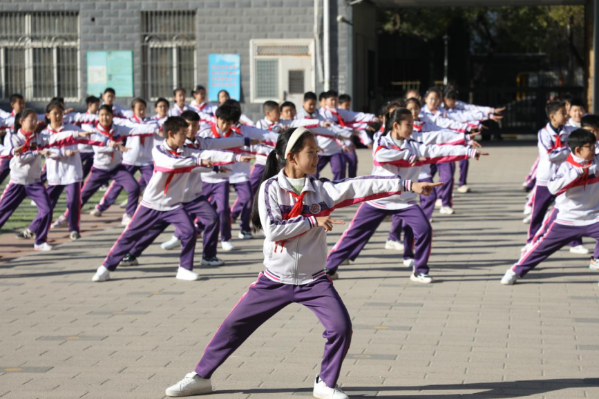 石家庄市裕華西路小學大課間打造特色“京劇操”，帶領學生們感受國粹魅力。 吳夢瑩攝