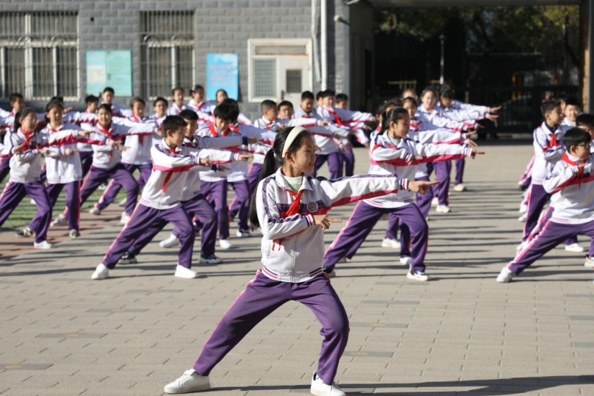 石家庄市裕华西路小学大课间打造特色“京剧操”，带领学生们感受国粹魅力。 吴梦莹摄