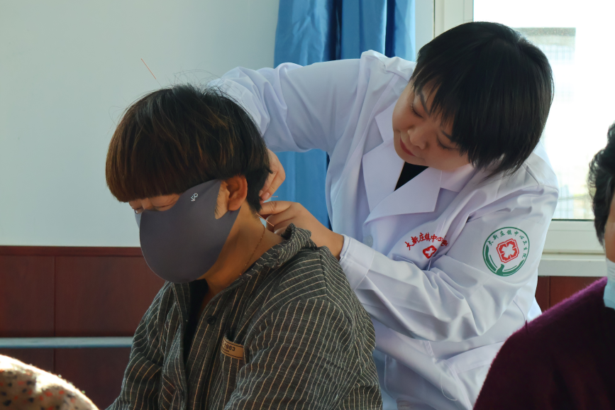 唐山市丰南区大新庄镇中心卫生院医务人员正在为当地居民进行针灸治疗。 翟子阳摄