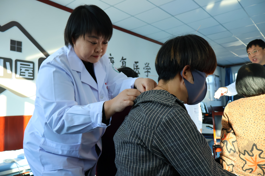 唐山市豐南區大新庄鎮中心衛生院醫務人員正在為當地居民進行針灸治療。 翟子陽攝