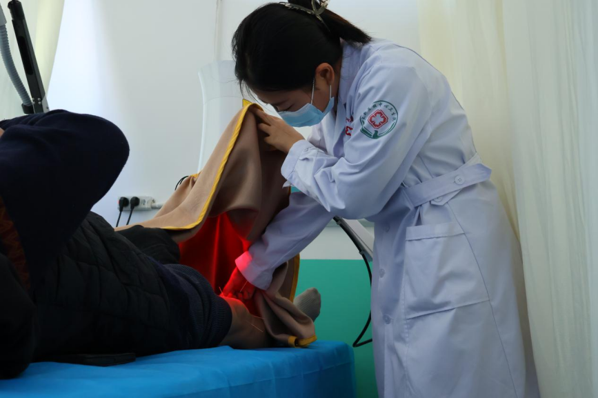 唐山市豐南區大新庄鎮中心衛生院醫務人員正在為患者進行針灸治療。 翟子陽攝
