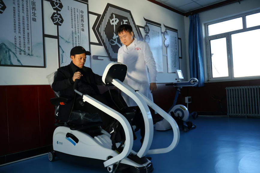 唐山市丰南区大新庄镇中心卫生院医务人员陪同脑梗患者进行康复训练。 翟子阳摄