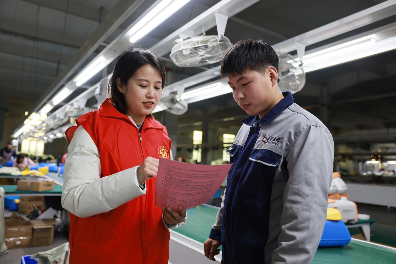 理論宣講人員在河北省邢台市廣宗縣的河北貝多奇兒童玩具有限公司開展黨的創新理論宣講活動。 梁智曉攝