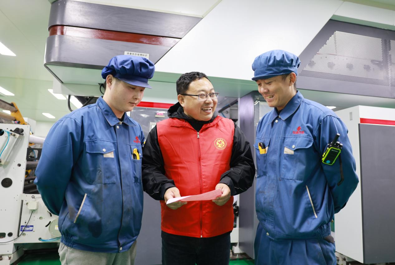 理論宣講人員在河北省邢台市廣宗縣的科盛包裝科技河北有限公司開展黨的創新理論宣講活動。 梁智曉攝