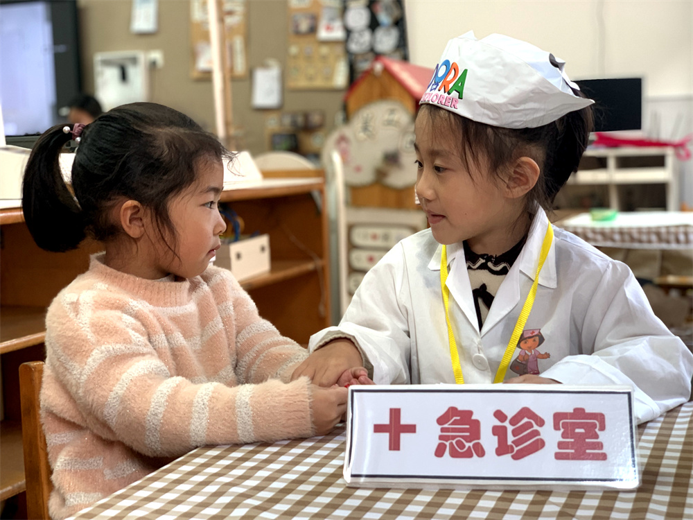 孩子扮演“醫生”給病人診斷病情。 張會敏攝