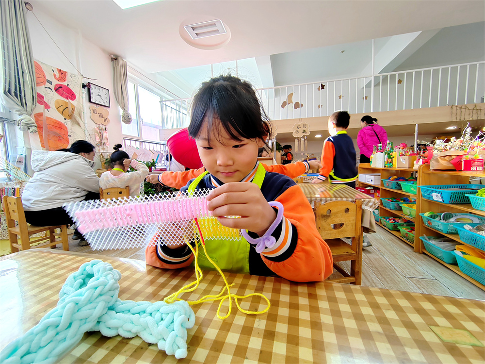 孩子們在做傳統工藝“編織”。 張會敏攝