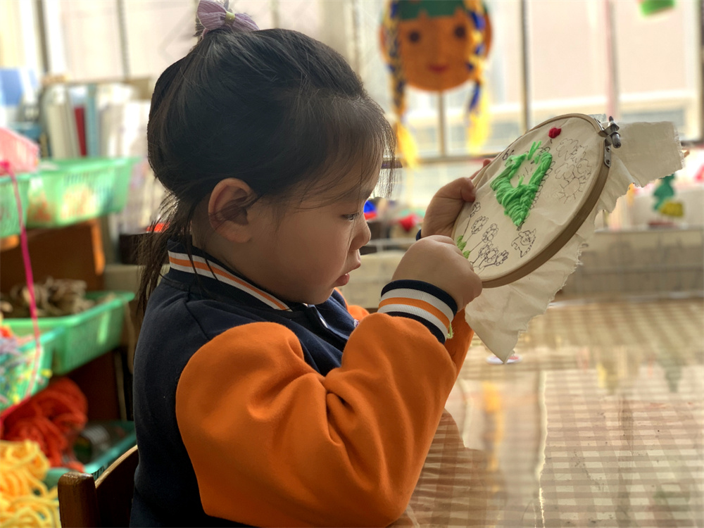 孩子們在做傳統工藝“刺繡”。 張會敏攝