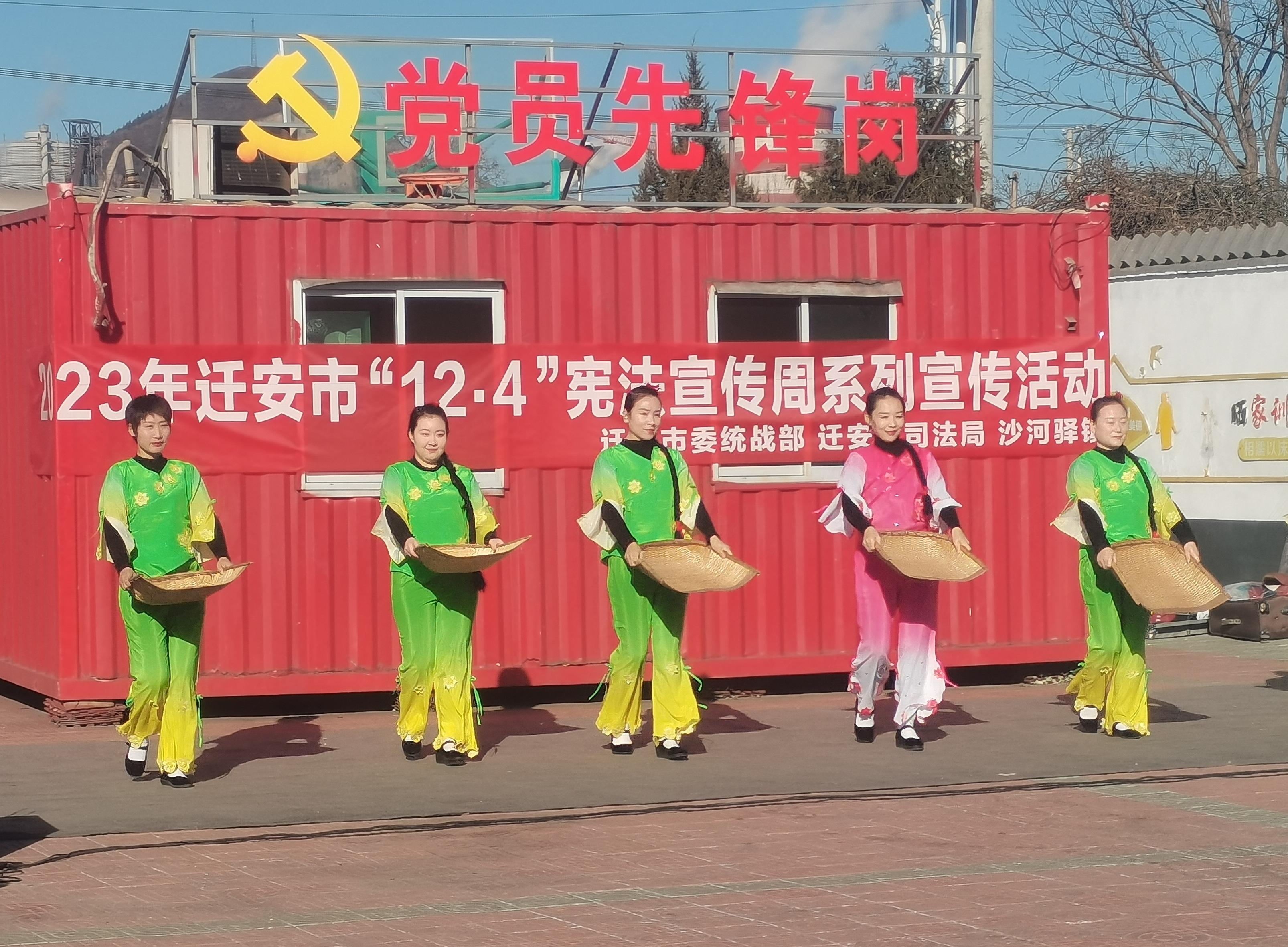 12月1日,在河北迁安法治文艺演出中,普法志愿者表演舞蹈《丰收年》。 贾卫强摄