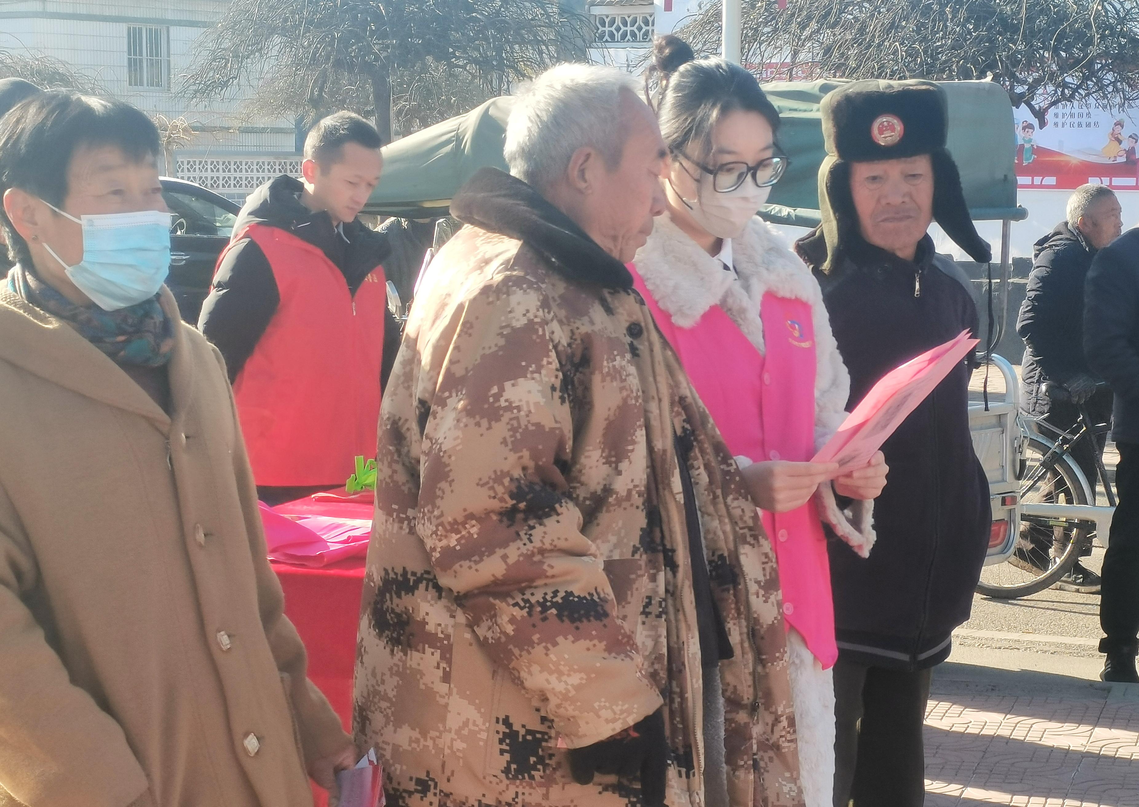 12月1日,在河北迁安沙河驿镇李店子村,普法志愿者发放宪法宣传小册子。 贾卫强摄