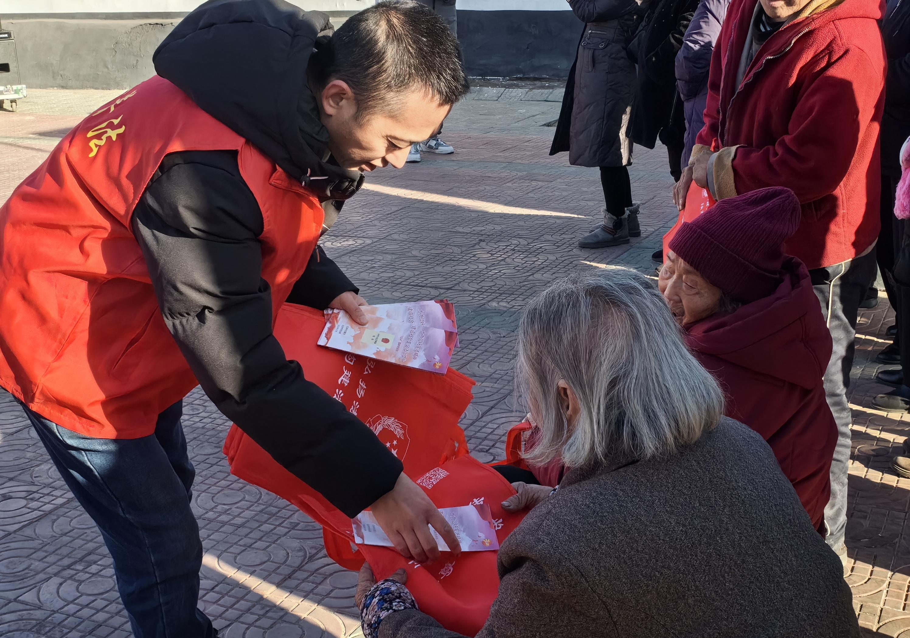12月1日，在河北迁安沙河驿镇李店子村，普法志愿者正在向群众宣讲侨法。 贾卫强摄