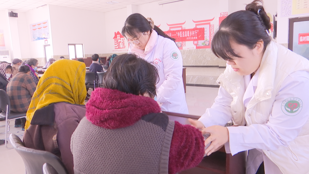 医疗志愿者为赵各庄村民检查身体。 崔光摄