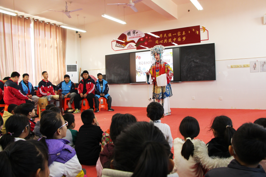 近日,在高陽縣河西村小學,保定藝術學校師生上台獻藝為學生們帶來精彩戲曲表演。 楊瀰攝