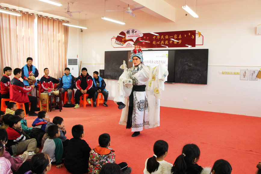 近日,在高陽縣河西村小學,保定藝術學校師生上台獻藝為學生們帶來精彩戲曲表演。 楊瀰攝