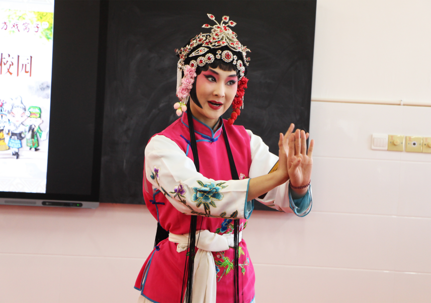 近日，在高陽縣河西村小學，保定藝術學校師生上台獻藝為學生們帶來精彩戲曲表演。 楊瀰攝