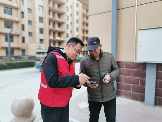 顺平县志愿者教老年人使用智能手机。 罗坤摄
