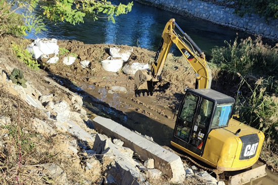 瀑河安肃镇段堤防修复施工现场。 白建成摄