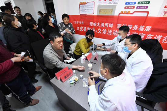 文安県迎賓東道コミュニティ党群サービスセンターでは、医療関係者がコミュニティ住民のために義診を行っている。高丹玉撮影