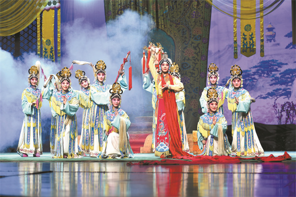 5月12日，在石家庄大剧院举行的全国戏曲（北方片）会演暨梆子声腔优秀剧目展演闭幕式上，河北省河北梆子剧院为观众表演《宝莲灯》。 张晓峰摄