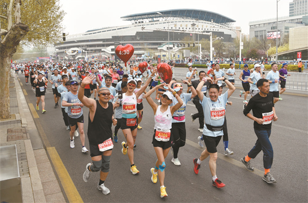 4月2日，2023石家庄城市马拉松比赛举行，长跑爱好者在中山路上快乐奔跑。 张晓峰摄