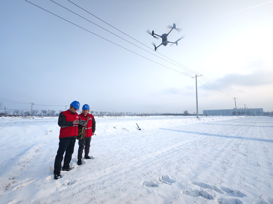 12月11日，国网保定市徐水区供电公司员工利用无人机对供电线路进行雪后特巡。史超摄