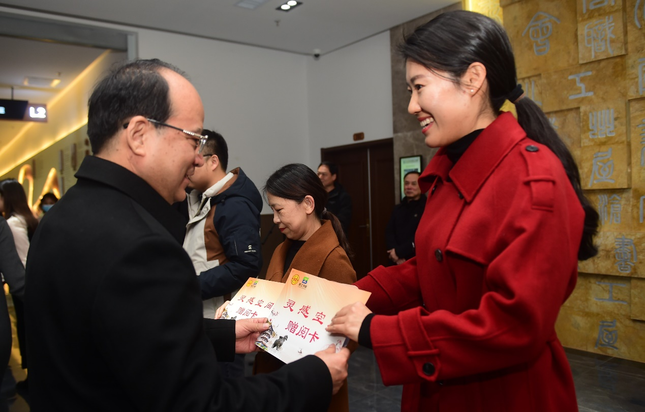 12月11日，在滄州市工人文化宮舉辦媒體開放日暨新聞工作者之家揭牌活動上，媒體記者（右）獲贈“靈感空間”贈閱卡。 傅新春攝 