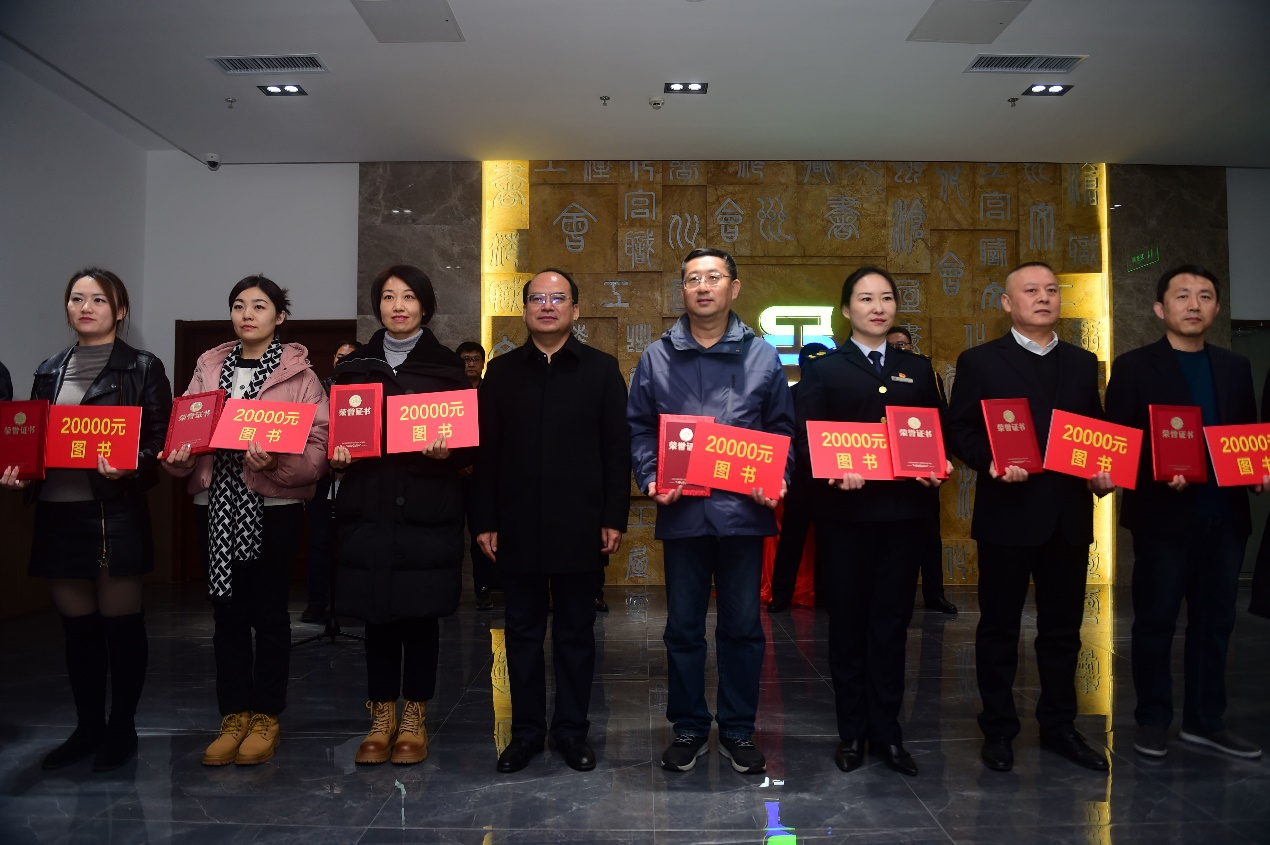 滄州市總工會還對20家市級職工書屋進行表彰,並為每個職工書屋贈送了價值2萬元的圖書。 傅新春攝