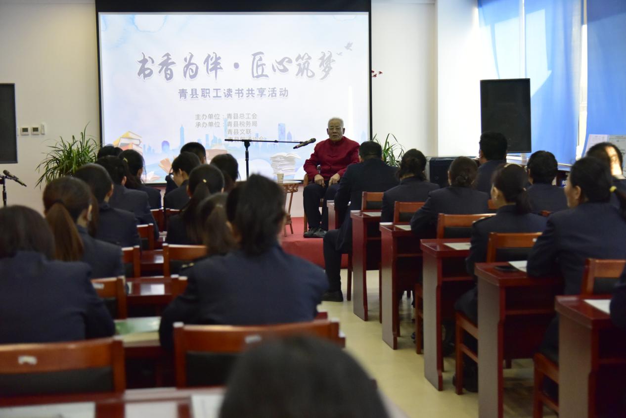 青縣文史專家同與會者分享紅色故事。 郭彩雲攝