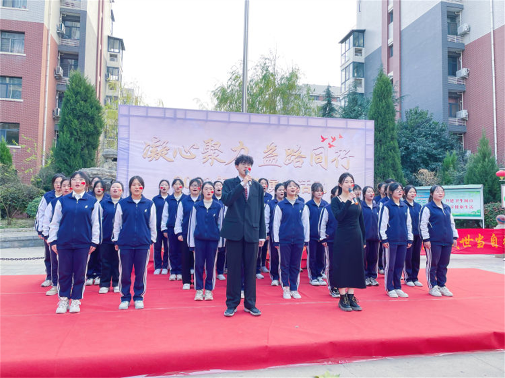 汇华学院青年协会组织演唱《红歌大合唱》。 宫佳乐摄
