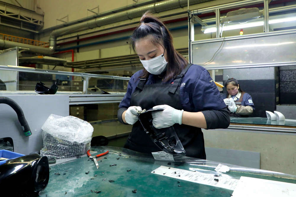 赛铭瑞汽车零部件（廊坊）有限公司生产车间，工人擦拭后视镜外壳。 陈宏儒摄
