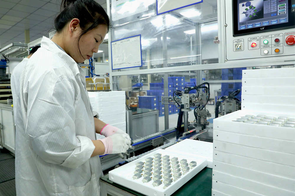 赛铭瑞汽车零部件(廊坊)有限公司生产车间,员工将马达与涡轮进行组装。 陈宏儒摄