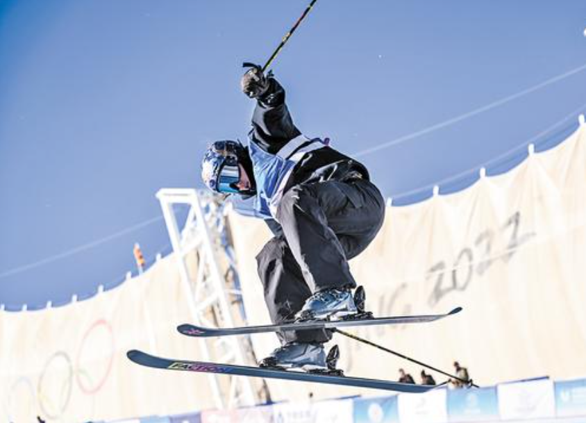 12月9日，2023-2024赛季国际雪联单板滑雪和自由式滑雪U型场地技巧世界杯在张家口市崇礼区云顶滑雪公园落幕。图为参赛选手在比赛中。 河北日报记者 耿 辉摄