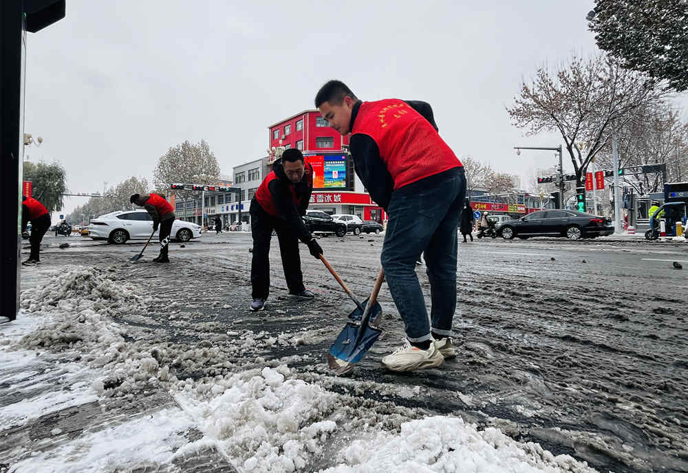 志願者清理非機動車道上的積雪。 李金璐攝