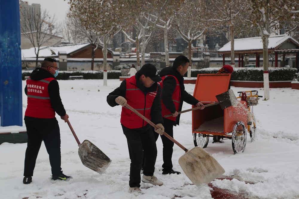 志願者協助環衛工人撒融雪劑。 李金璐攝