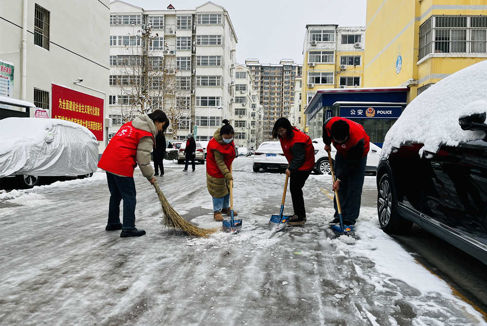 志願者清理居民小區內積雪。 李金璐攝