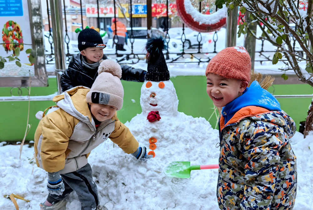 孩子們開心地堆雪人。 婁亞斐攝