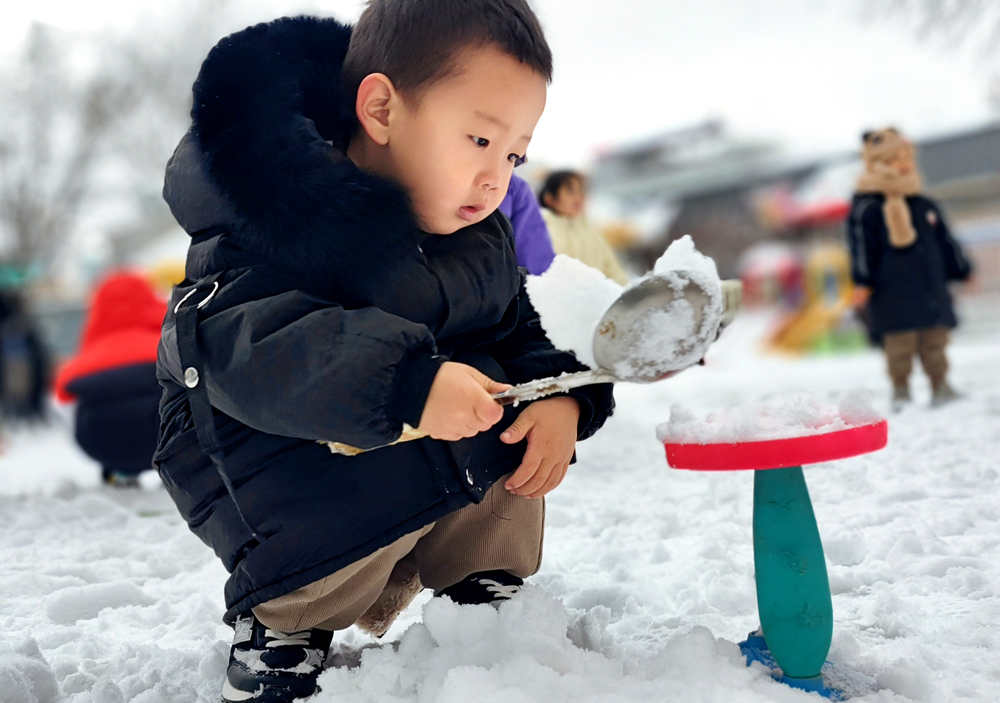 孩子們體會玩雪的快樂，感受大自然的奇妙。 婁亞斐攝