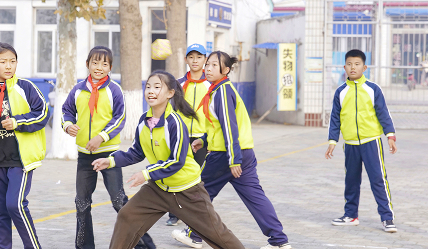 樂亭縣龐各庄小學的孩子們在玩丟沙包游戲。 武迎春攝