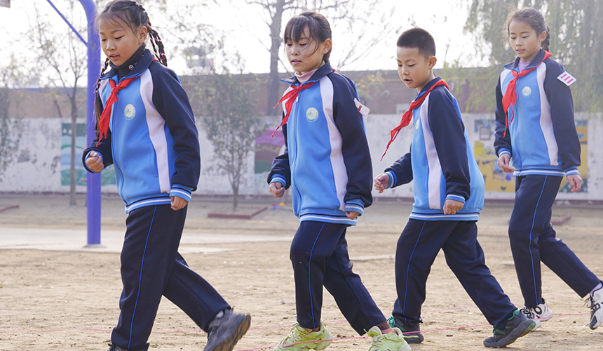 樂亭縣新寨小學的孩子們在玩跳皮筋游戲。 武迎春攝