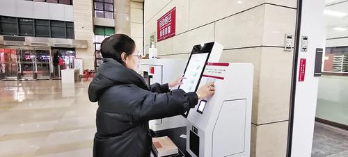 目前，全省147家有圖書借閱系統的國有圖書館，全部實現了群眾持社保卡實體卡或電子社保卡借閱圖書。河北日報記者 解楚楚攝